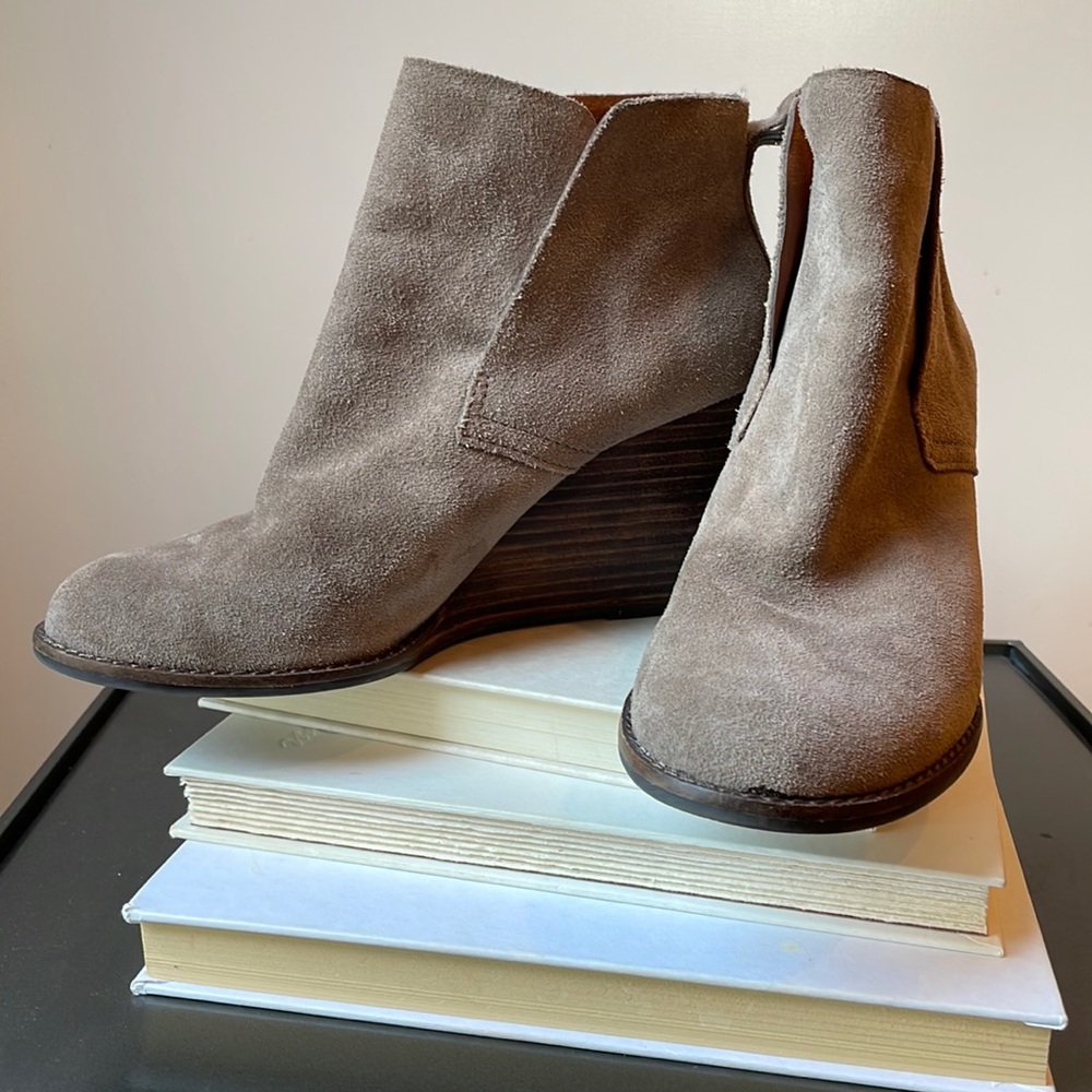 Lucky women’s Wedge ankle Bootie size 7